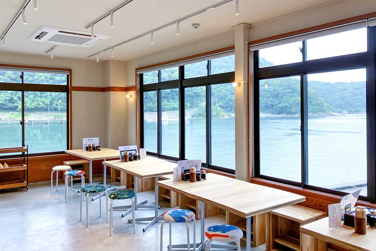 島根県大田市温泉津町の漁港に立つ『港の食堂KAN』の店内
