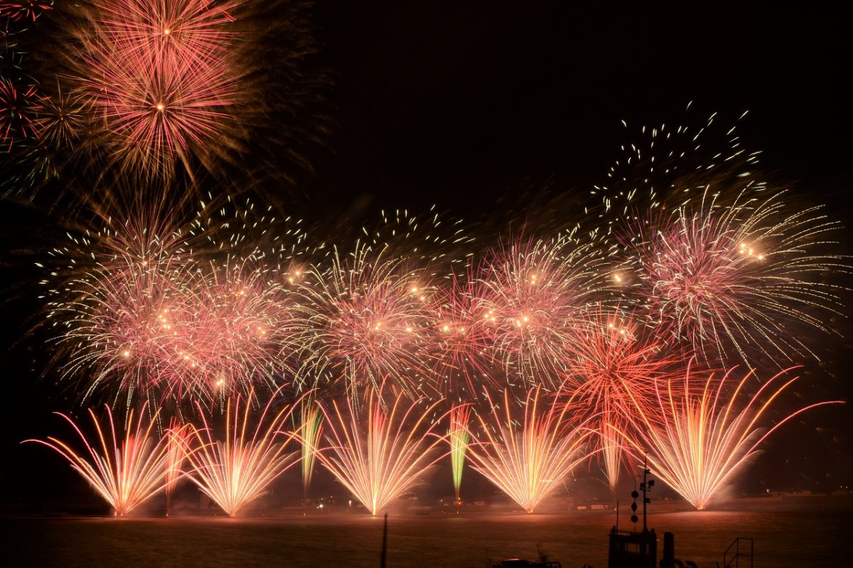 島根県江津市で開催される夏祭り「江の川祭」の過去開催時の花火の様子