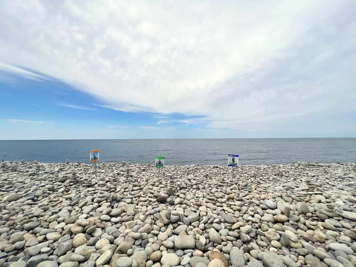 鳥取県琴浦町にある自然海岸「鳴り石の浜」の様子