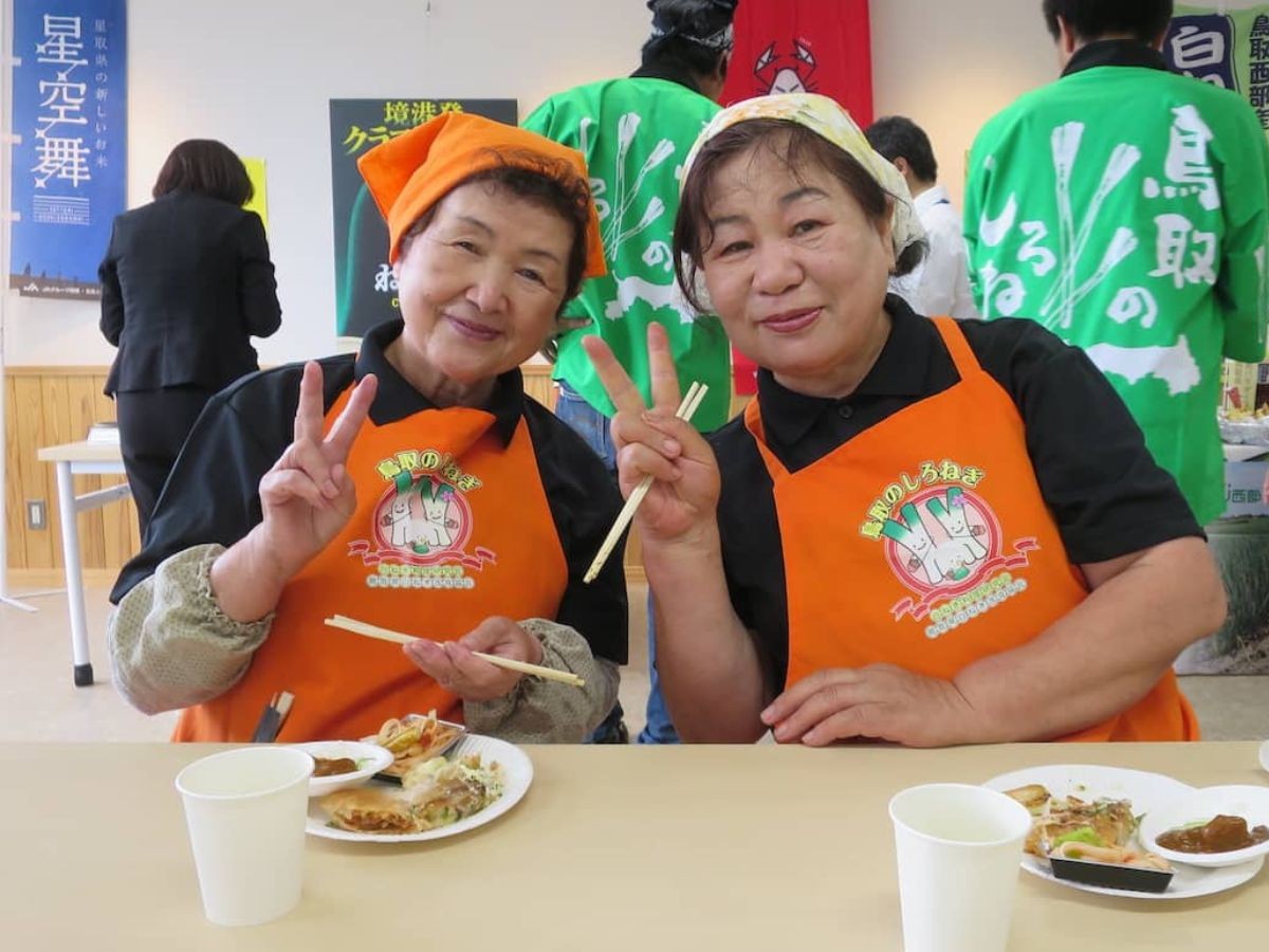 鳥取県境港市で誕生した新クラフトビール「境港シロネギエール ねぎ坊主」の完成発表会で振る舞われた白ねぎ料理の料理人