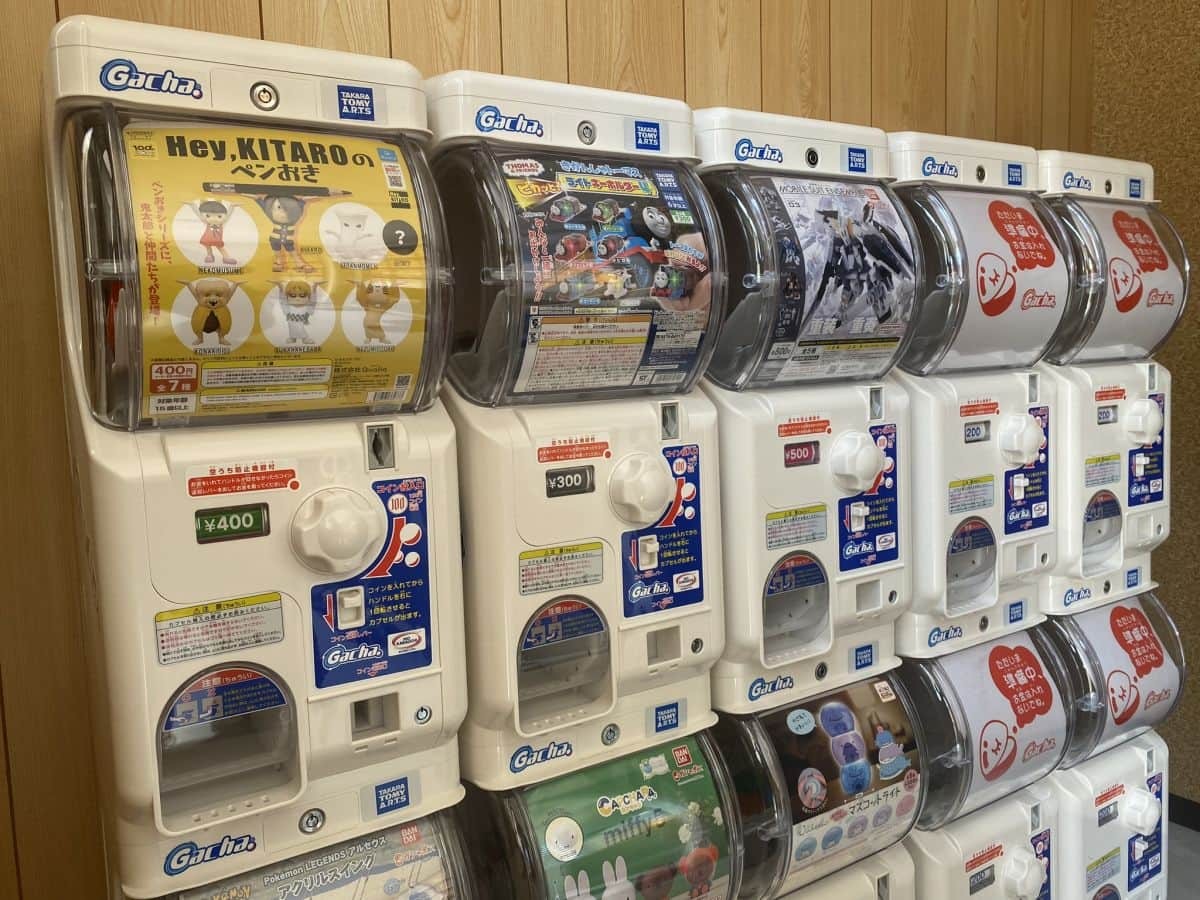 鳥取県倉吉市の観光地・白壁土蔵群にできた「クラカフェ自販機」にあるカプセルトイ