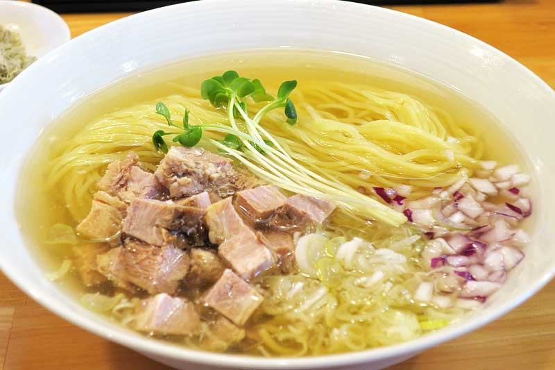 鳥取県琴浦町の人気ラーメン店『麺や たまゆら』の夏季限定ラーメン「あごと鰹だしの冷やし塩ラーメン」