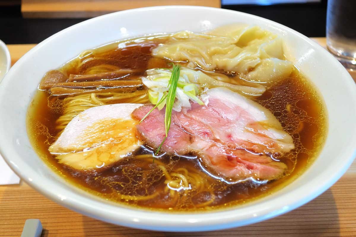 鳥取県鳥取市にオープンした『醤油らぁ麺 鹿野』のワンタン醤油らぁ麺