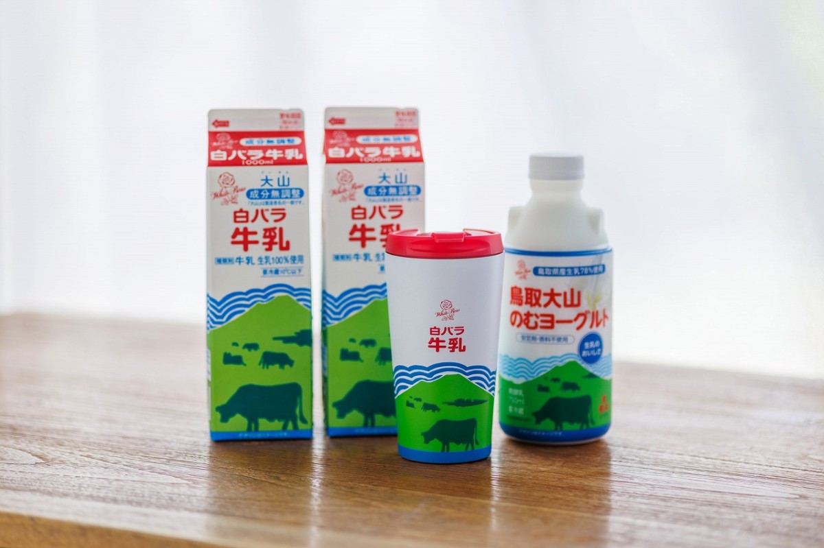 鳥取県琴浦町の大山乳業による新商品「白バラ牛乳タンブラー」のギフトセット