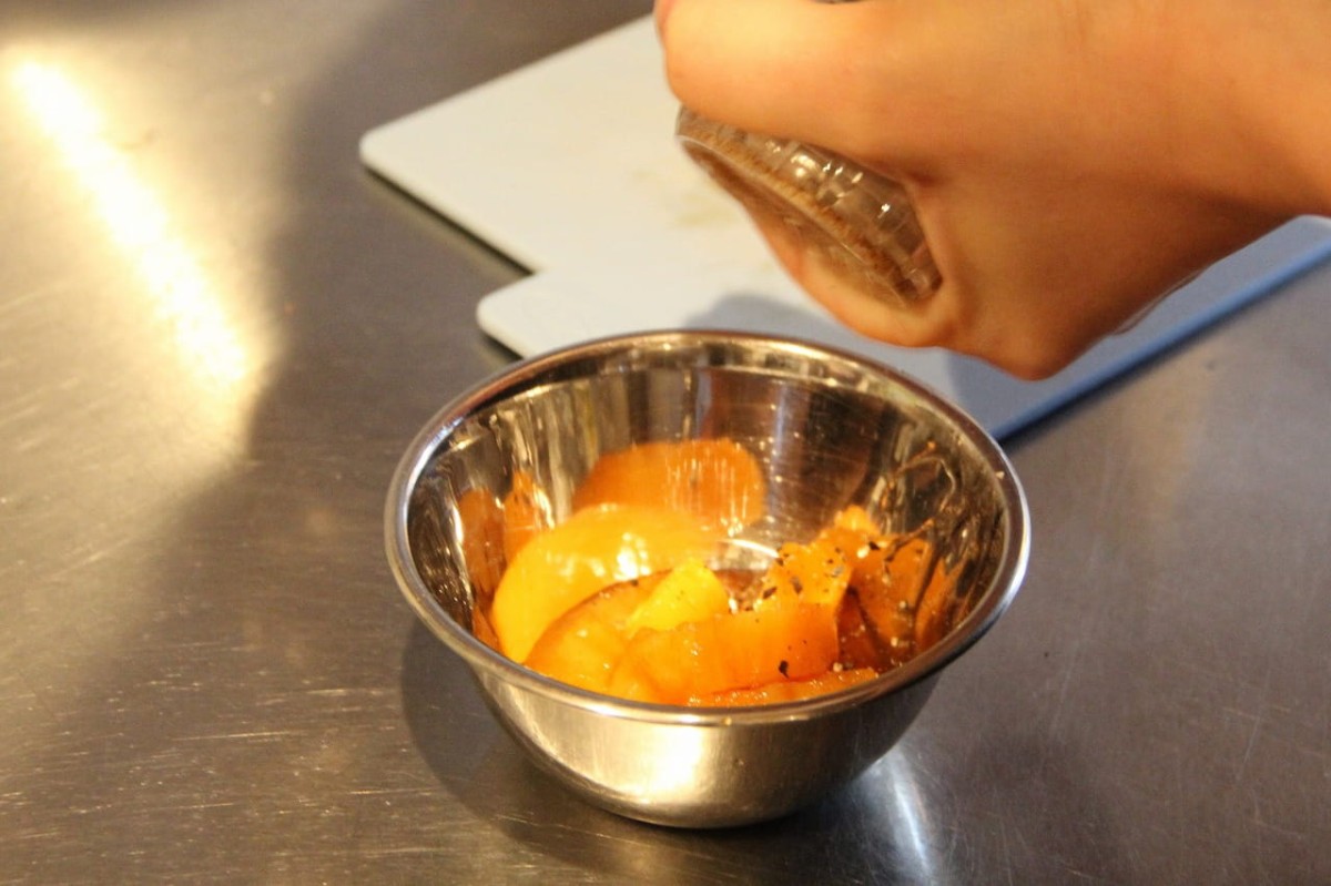 鳥取県米子市にある『goods＆cafeみっくす』で提供しているパフェに使う柿のマリネ
