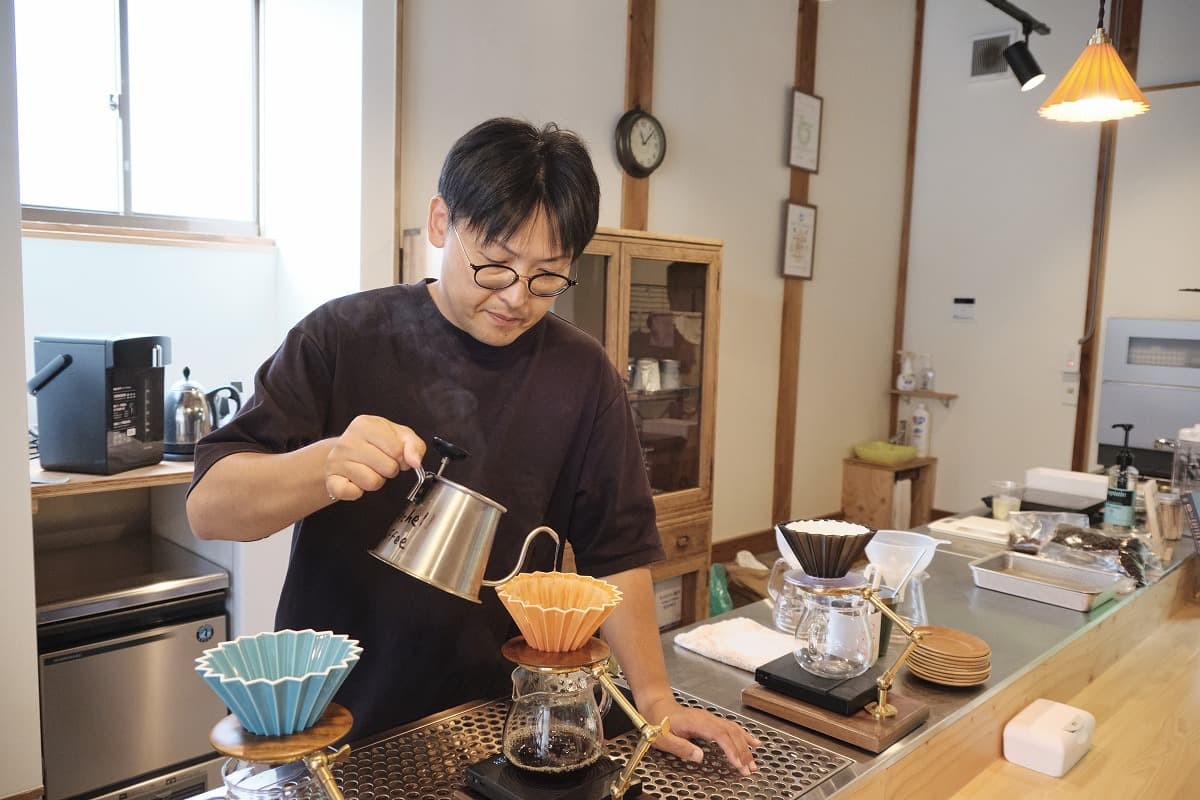 鳥取県琴浦町『ワク珈琲』でコーヒーを淹れるオーナー