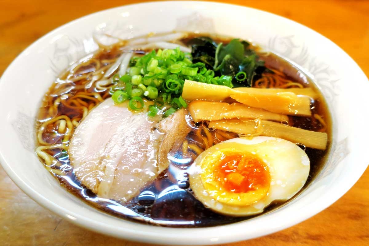 鳥取県の温泉地・三朝温泉にある人気食事処『みささの味処 縁がわ』の牛骨ラーメン