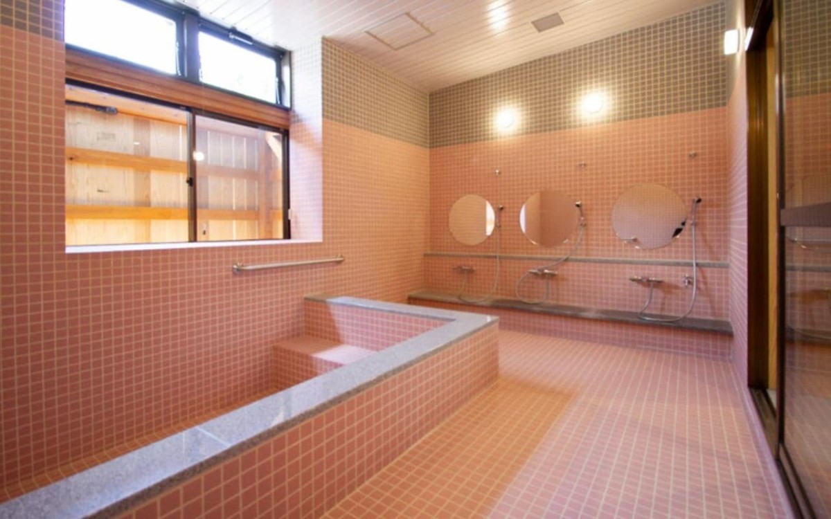 鳥取県智頭町にある『ナギノ森の宿』のお風呂の様子
