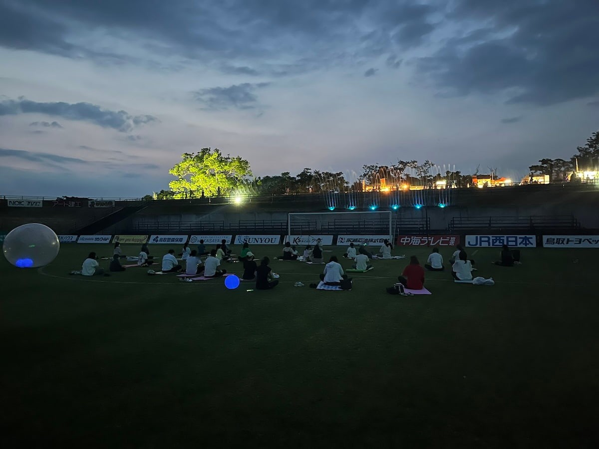 鳥取県のプロサッカークラブ「ガイナーレ鳥取」のイベント「大夜宴スタジアム」の「ナイトヨガ」