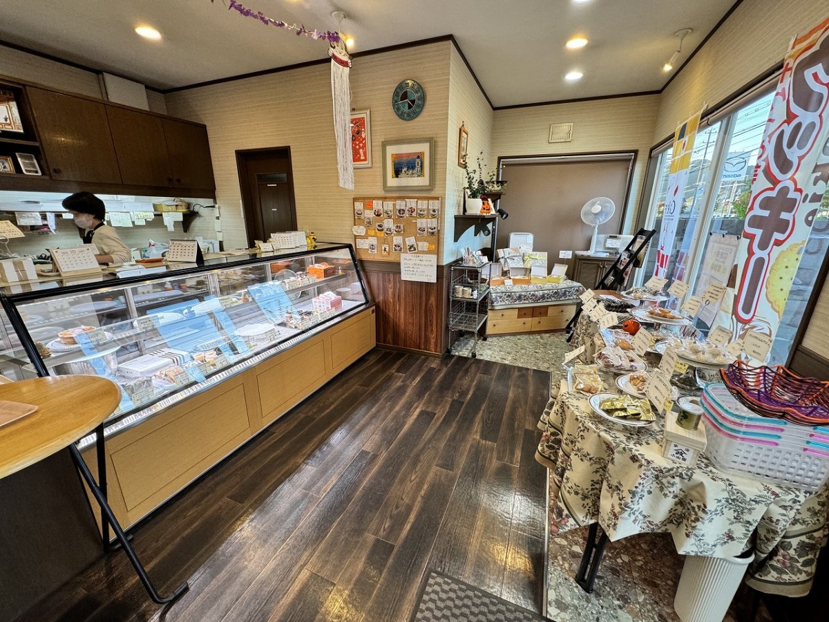 鳥取県境港市にある洋菓子店『パティシエ・ドゥ・ヒロ』の店内