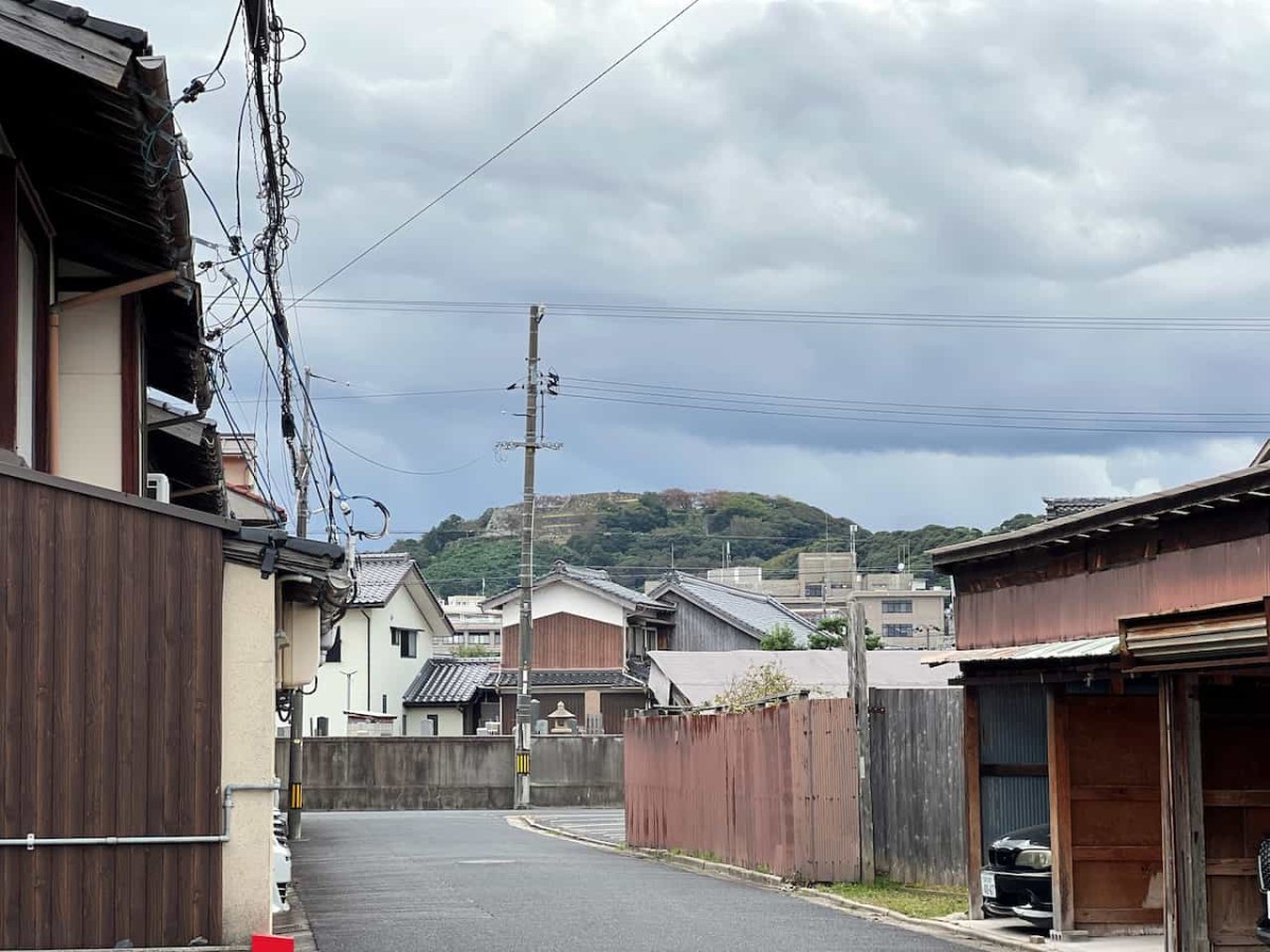 鳥取県米子市の寺町通りから見える米子城跡の様子