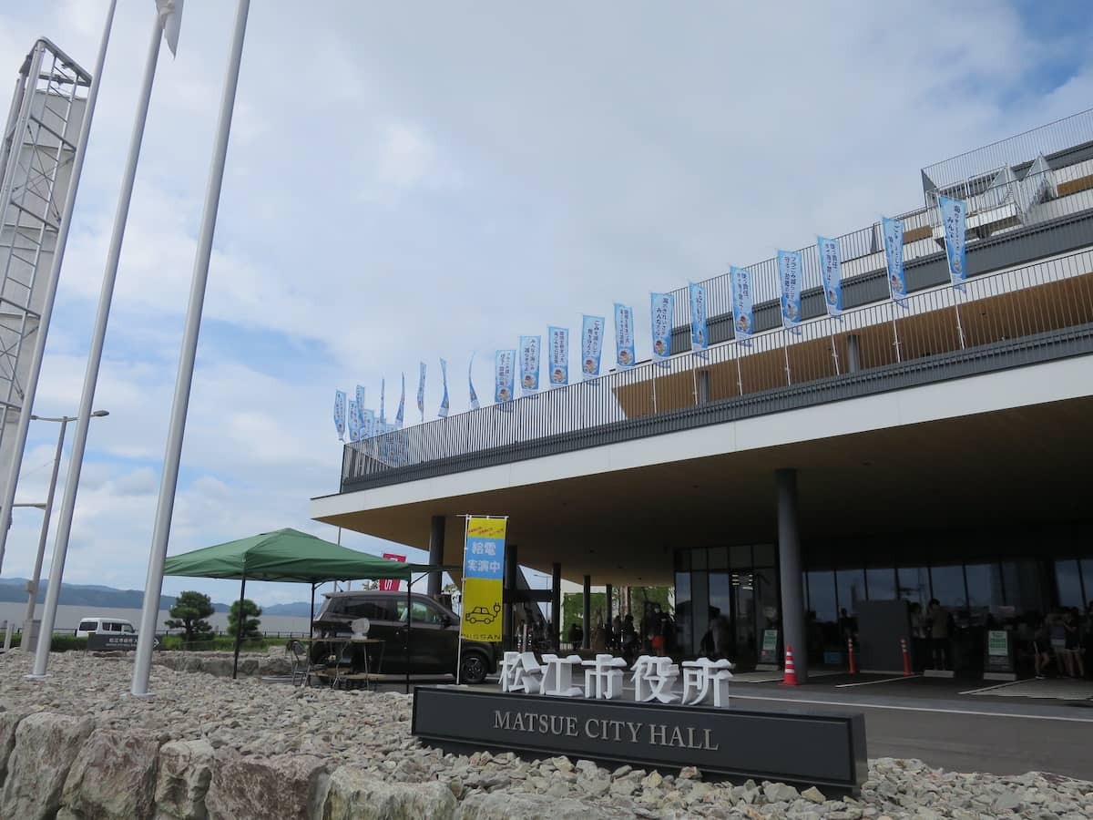 島根県松江市で開催されている朝市「まつえファーマーズマーケット」の開催場所『松江市役所』