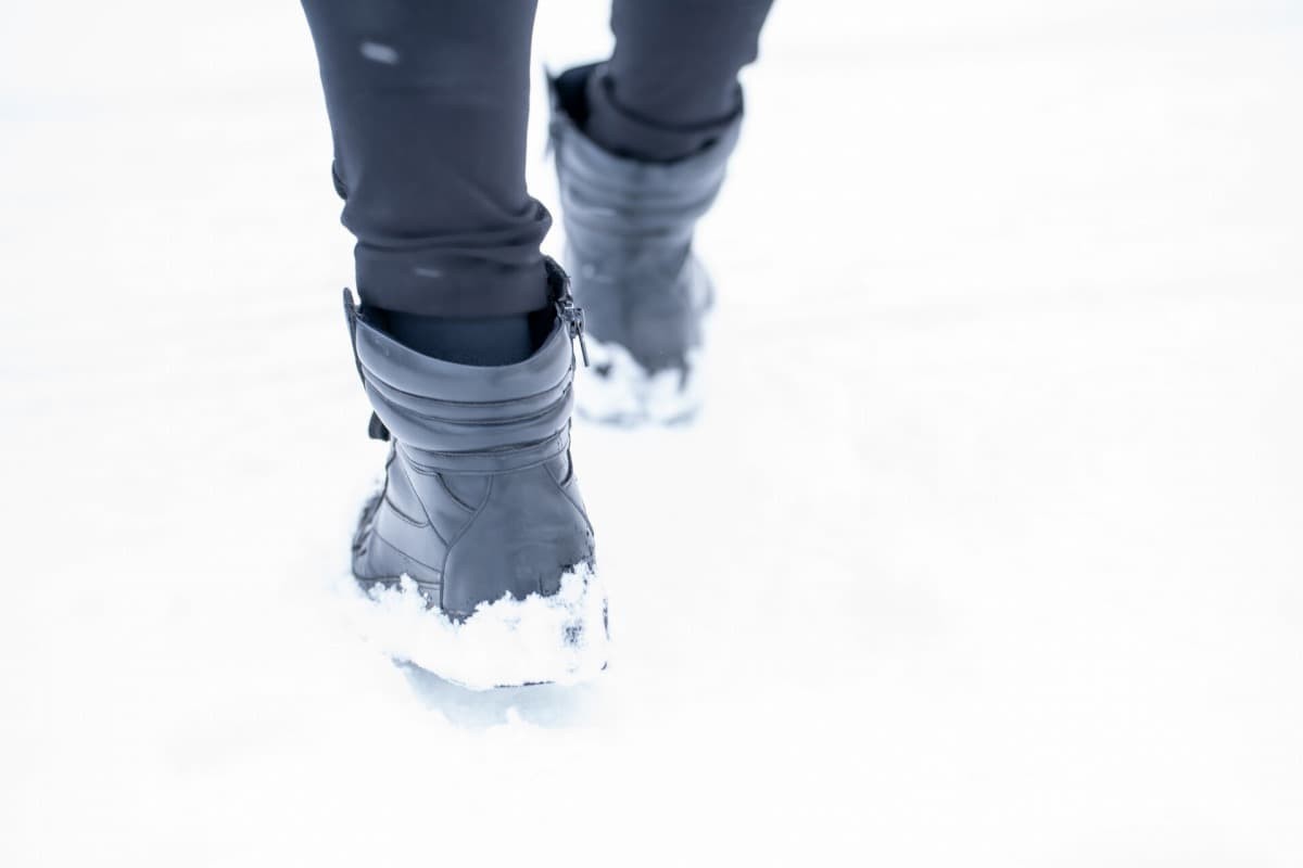 雪の上を歩く人のイメージ