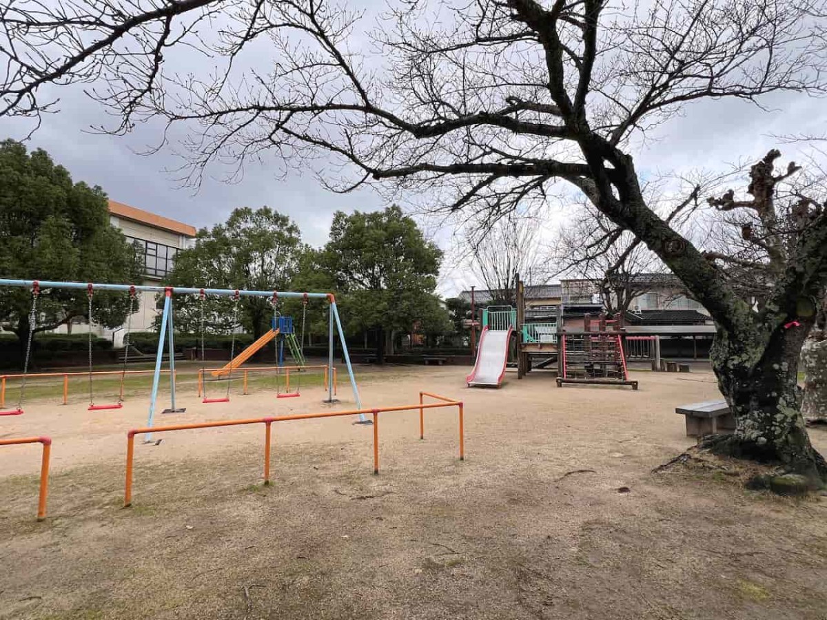 島根県安来市にある『安来公園（社日公園）』の遊具広場