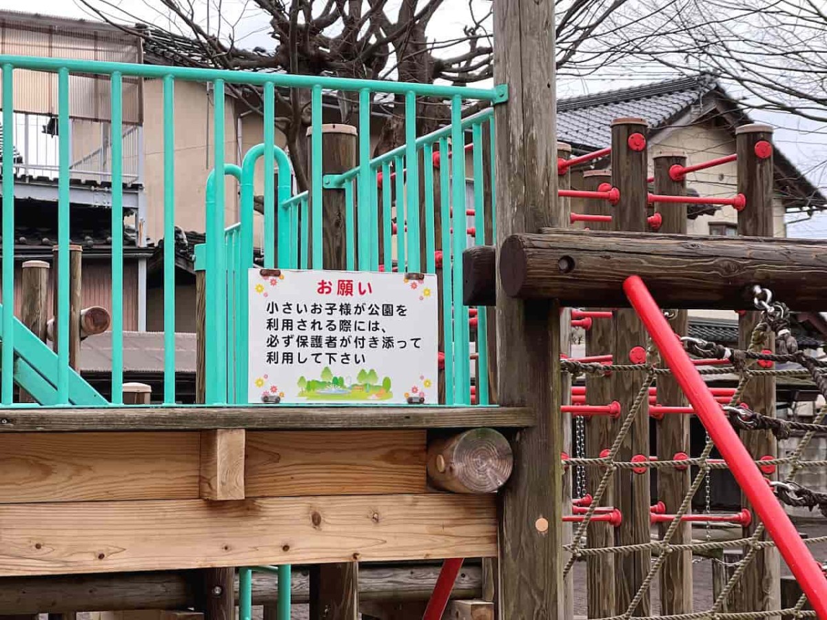 島根県安来市にある『安来公園（社日公園）』の遊具広場