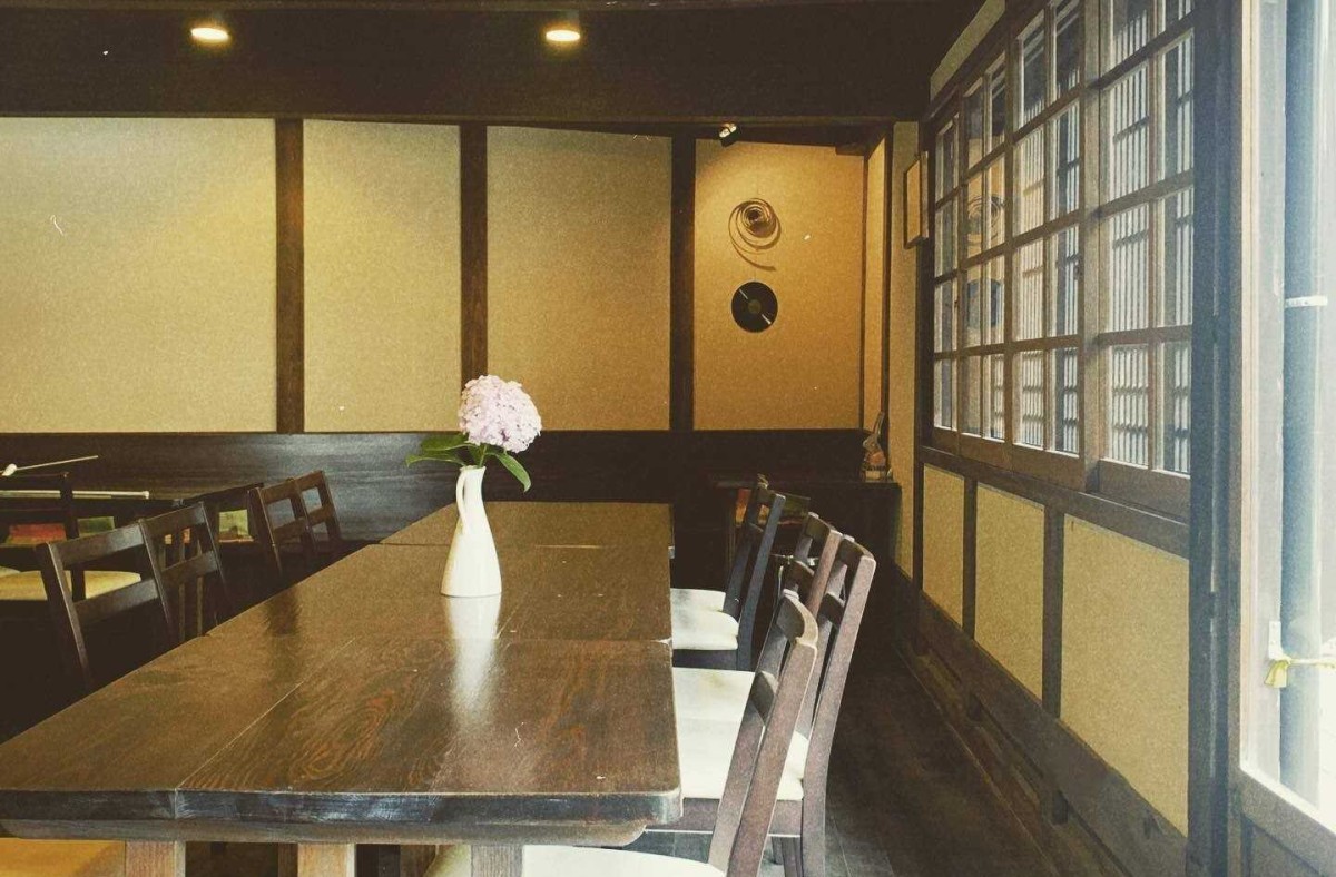 島根県大田市温泉津町にオープンしたレストラン『色shiki』の店内の様子