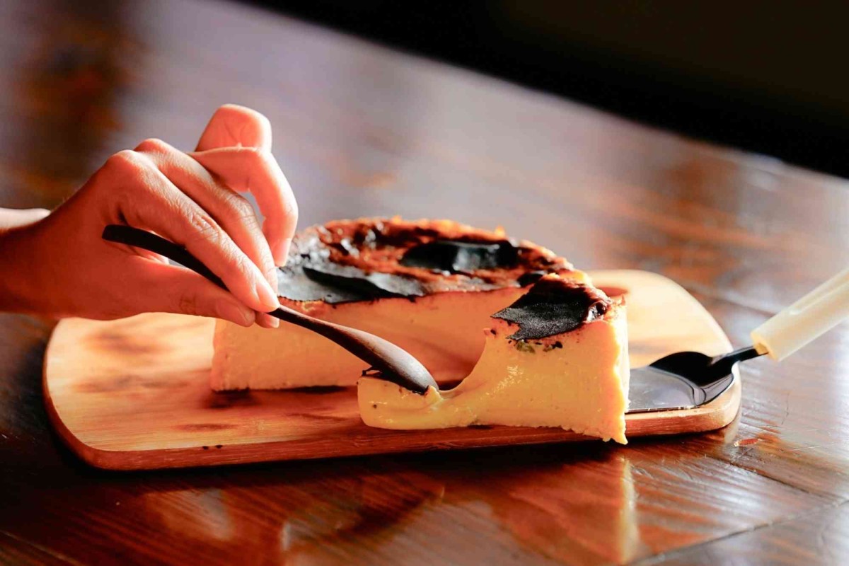 島根県大田市にオープンした『色shiki』のバスク風チーズケーキ