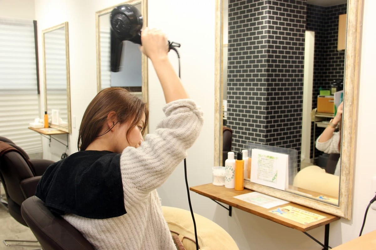 鳥取県米子市の白髪染め・カラー専門店『髪染屋』の体験レポートの様子