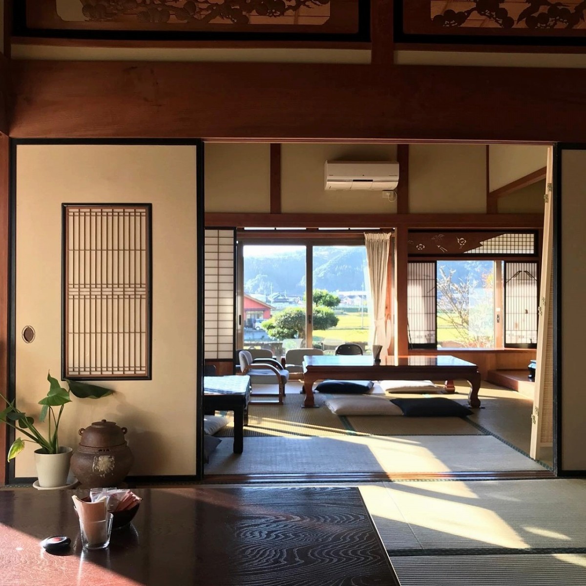 島根県安来市にある古民家カフェ『ヒュッテ』の内観
