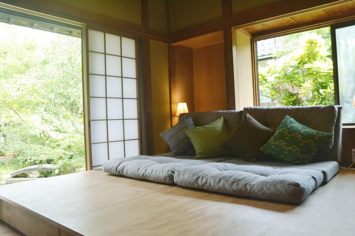 島根県津和野町にオープンしたゲストハウス＆カフェ『野窓』の客室