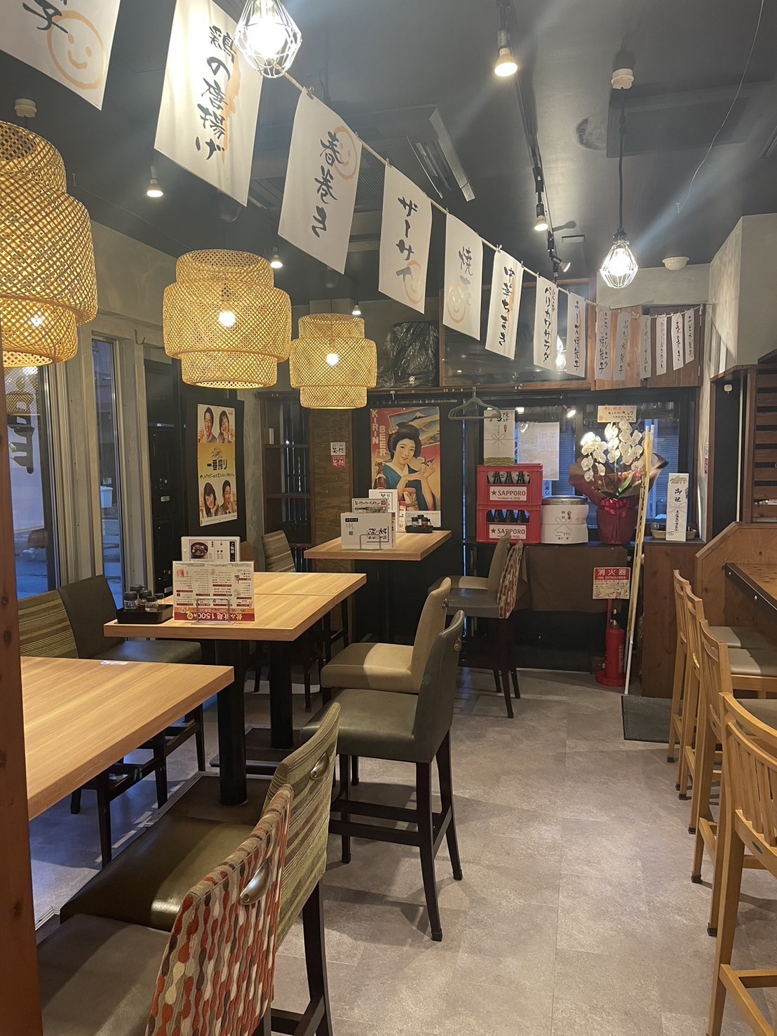 鳥取県鳥取市にオープンした居酒屋『餃子酒場笑う門』の店内の様子