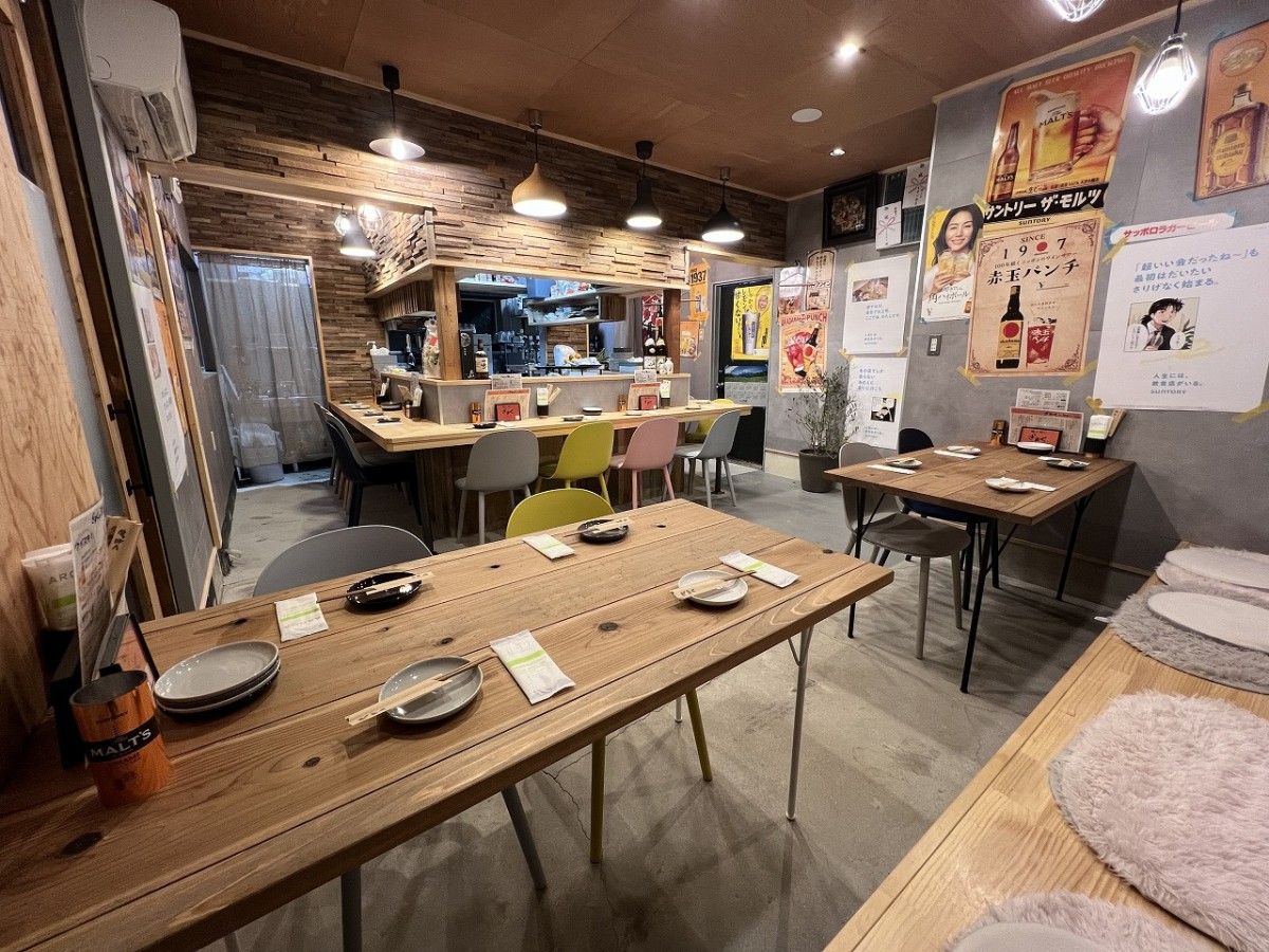 島根県松江市にオープンした居酒屋『酒とめしざまく』の店内の様子