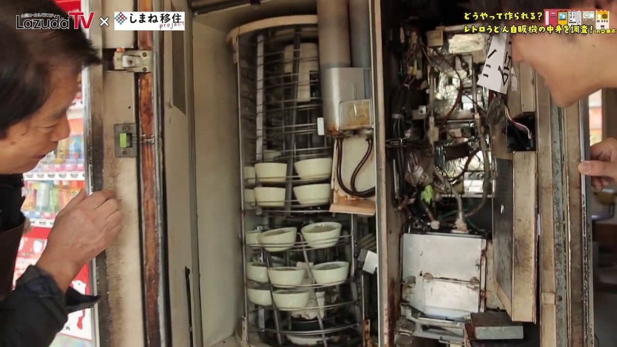 YouTube「ラズダTV」の益田市安富町『自販機コーナー オアシス』での撮影風景