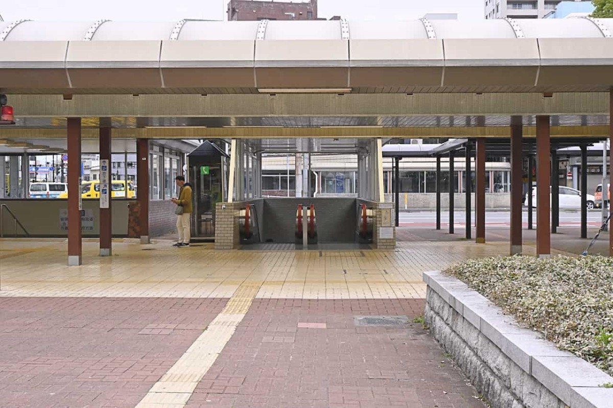 鳥取県鳥取市にある「鳥取駅」北口そばのエスカレーター