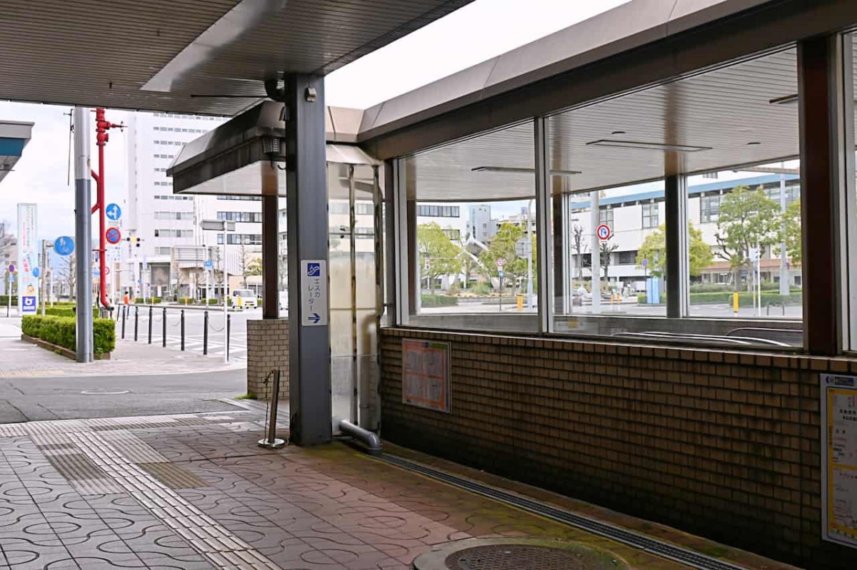 鳥取県鳥取市にある「鳥取駅」地下道エスカレーターの様子