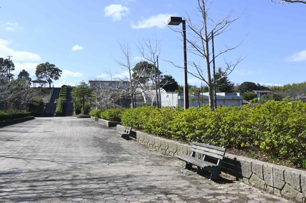 鳥取県琴浦町の『赤碕総合運動公園』に設置されているベンチ