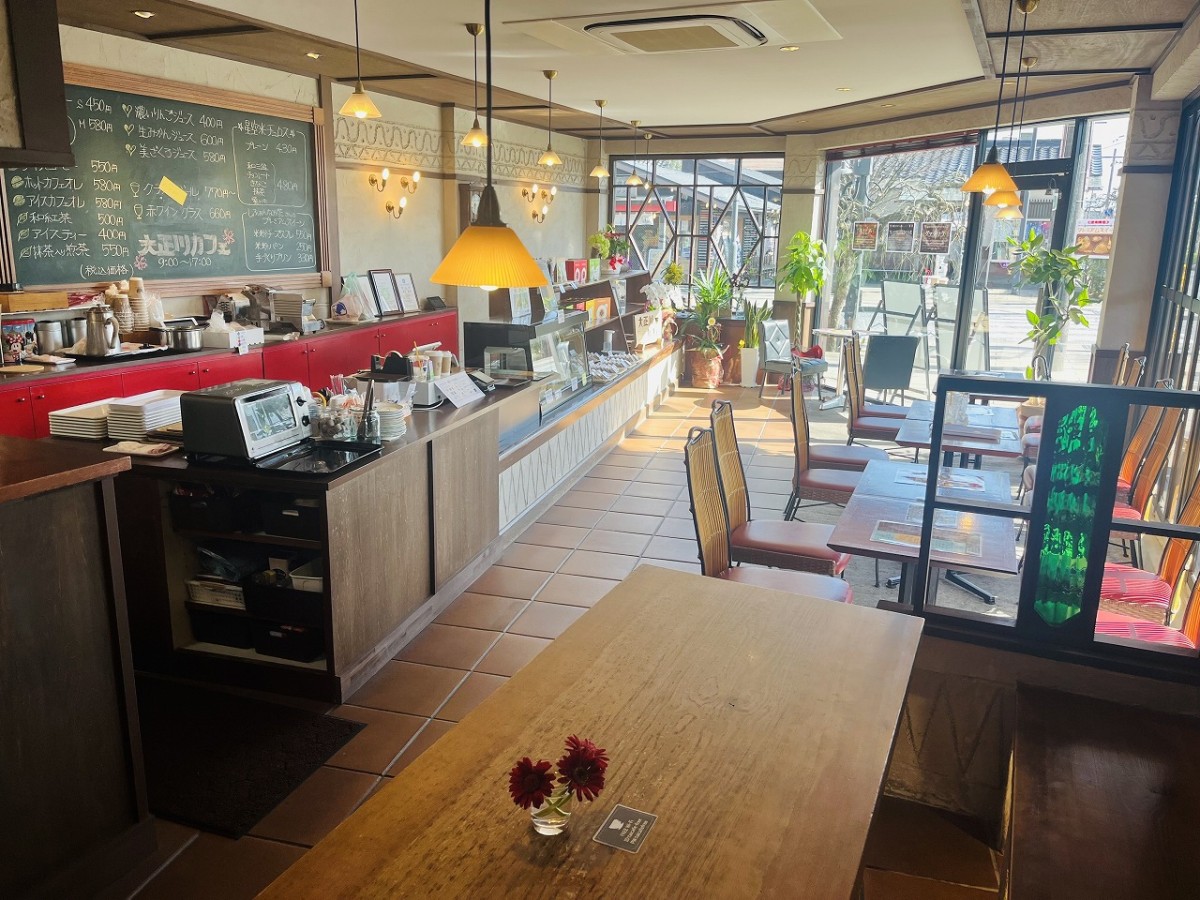 鳥取県境港市にある喫茶『大正川カフェ』の店内