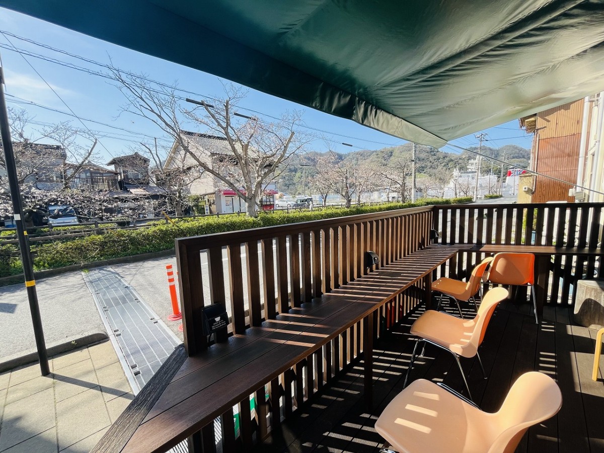 鳥取県境港市にある喫茶『大正川カフェ』のテラス席