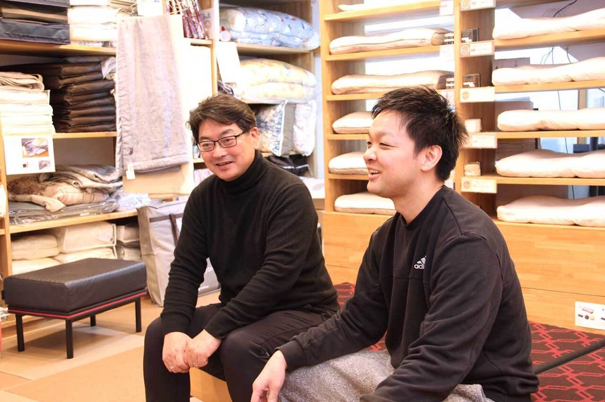 島根県出雲市にある寝具専門店『糸賀ふとん店』のオーナーと常連客