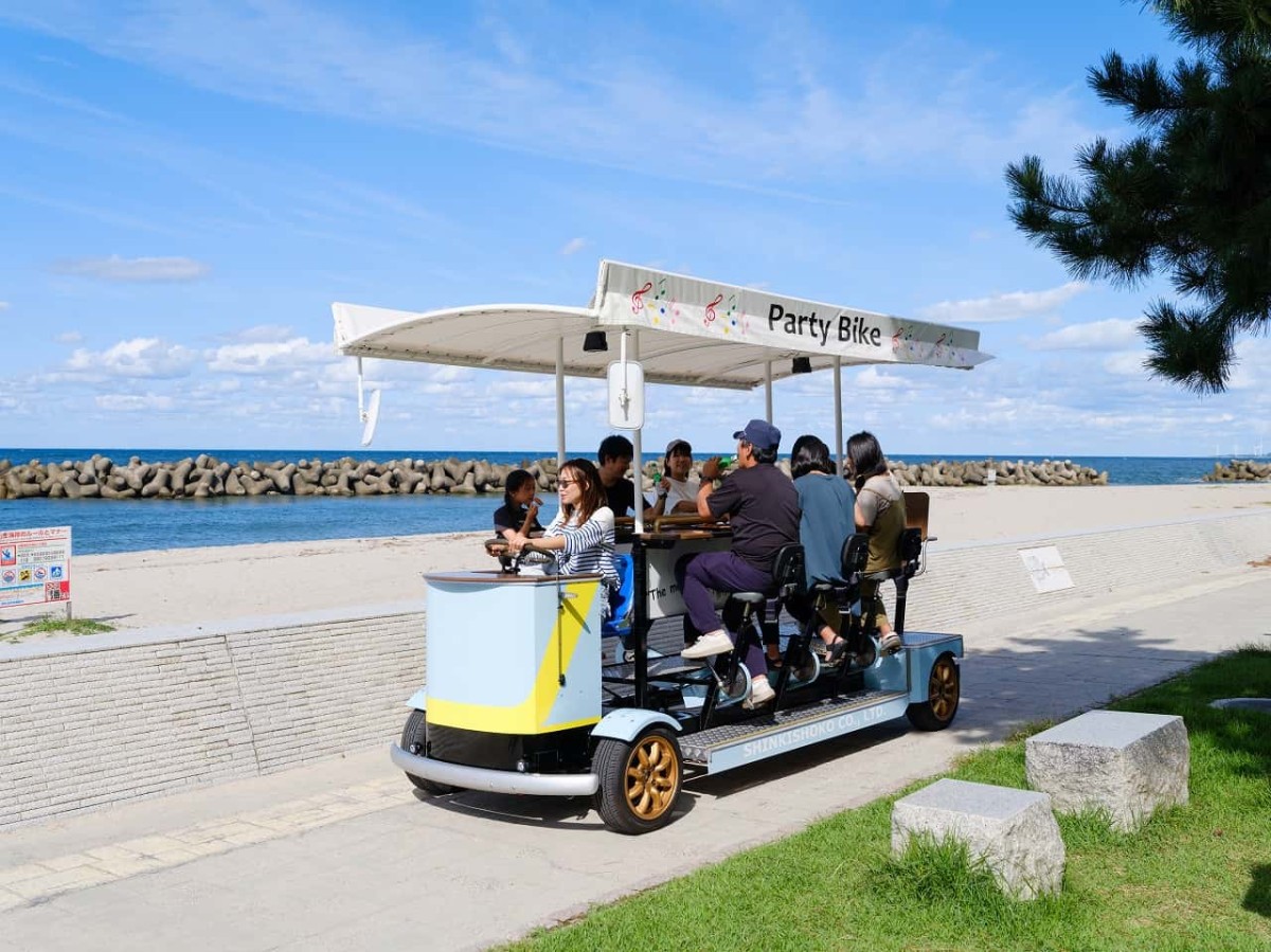 鳥取県米子市皆生温泉のビーチで期間限定運行している「かいけぐるぐるパーティーバイク」「パーティバイク」