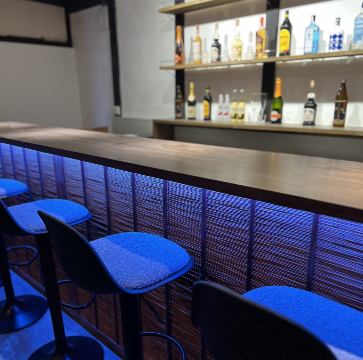 島根県安来市にオープンした『古民家立ち飲みBarはなを』の店内の様子