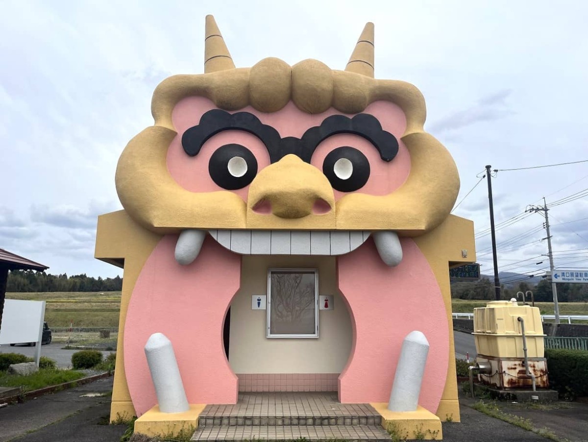 鳥取県西伯郡伯耆町にある「溝口展望駐車場」にいる鬼_公衆トイレ