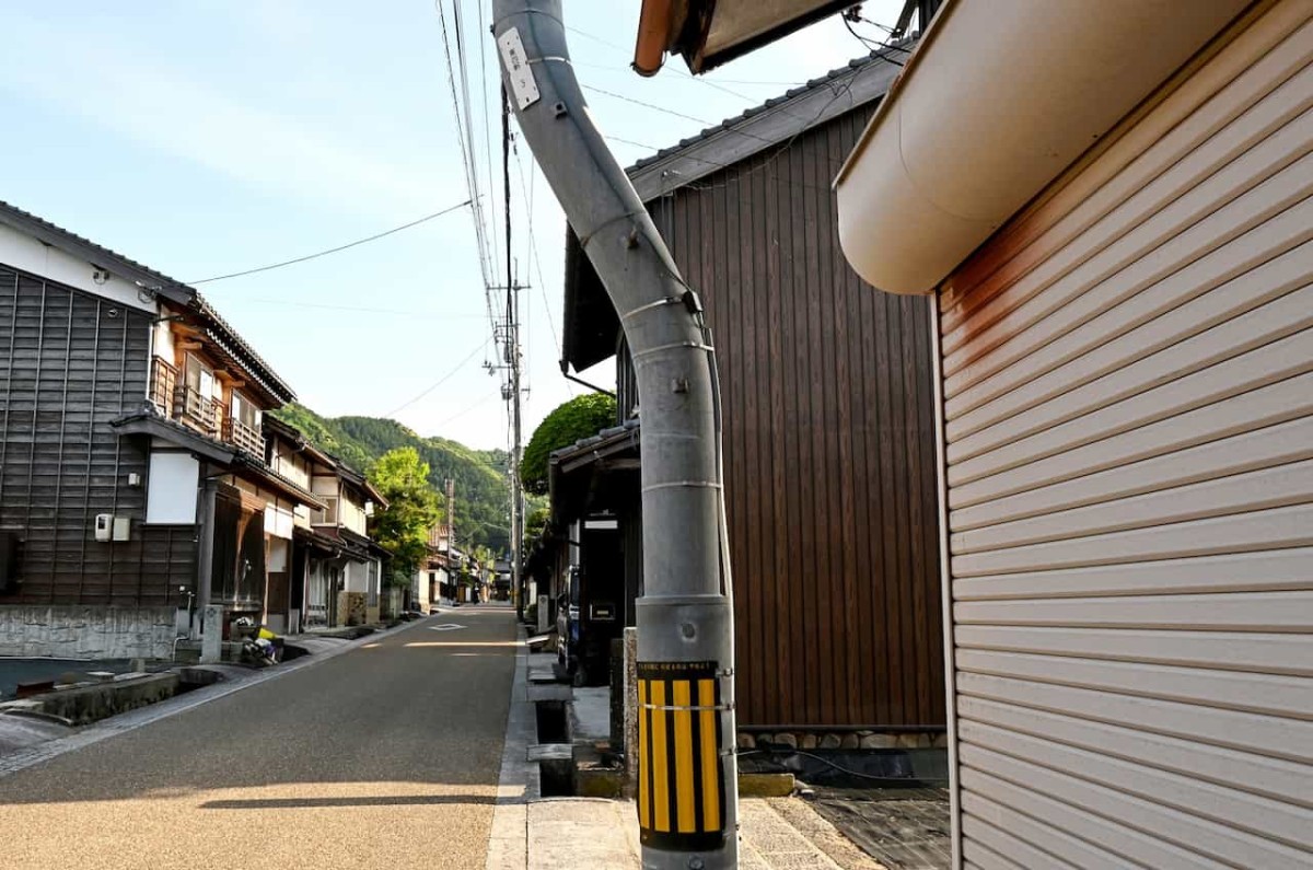 鳥取市鹿野町内にある曲がった電柱