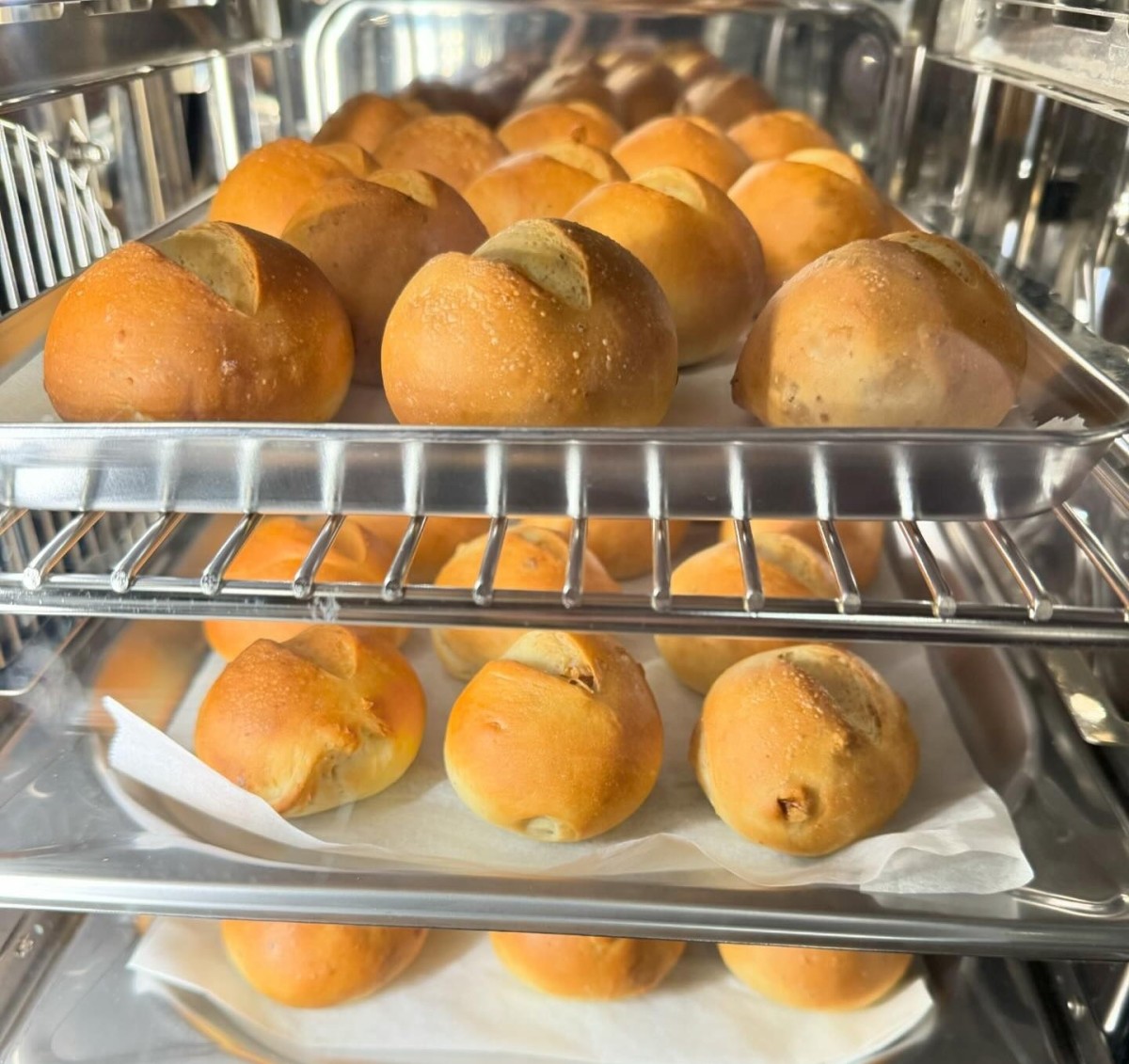 島根県出雲市にオープンしたイタリアンレストラン『オスペペ』のパン