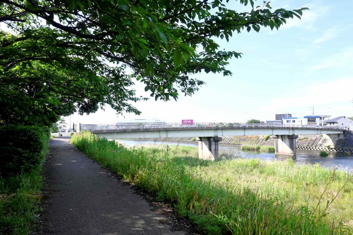 島根県益田市にある『雪舟橋公園』横に流れる川