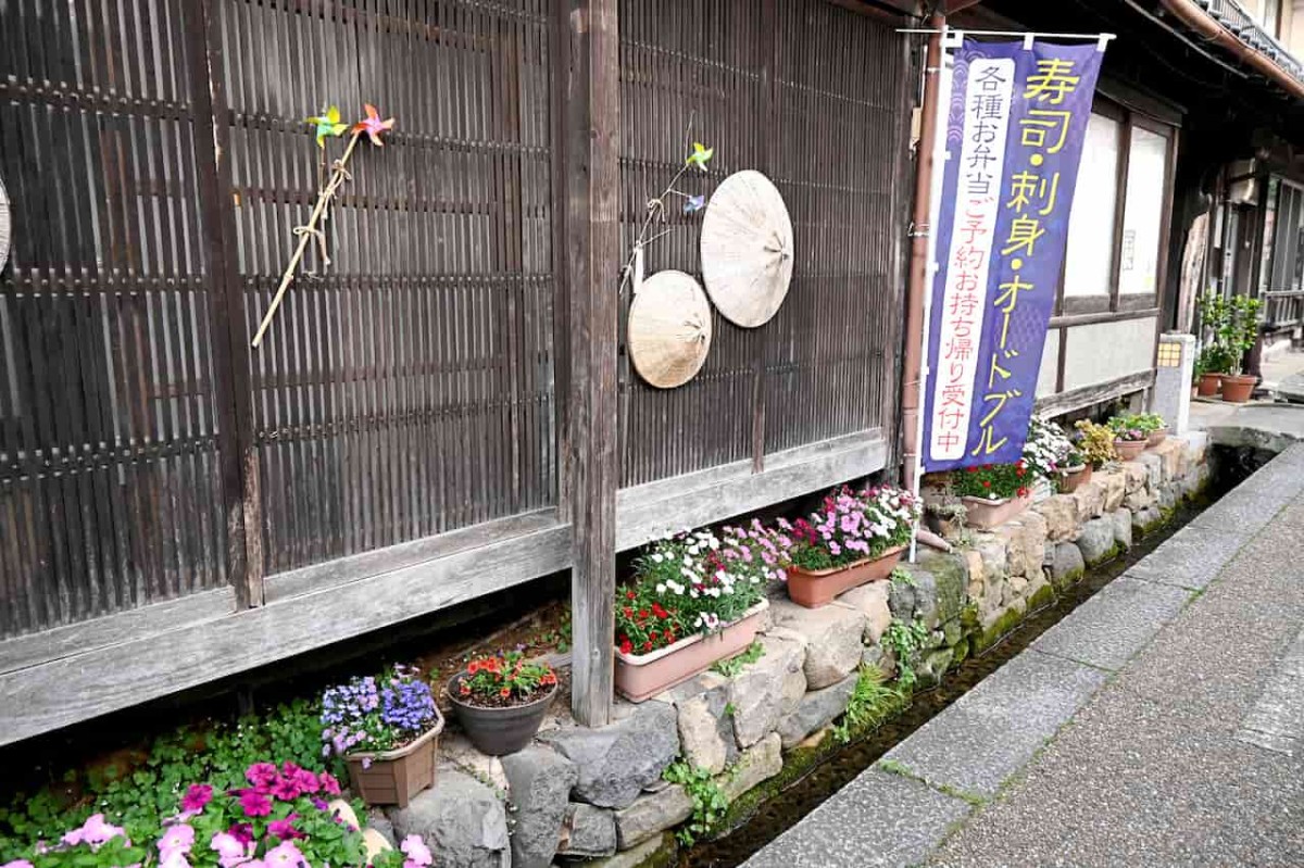 鳥取市鹿野町の町屋に飾られているかざぐるま