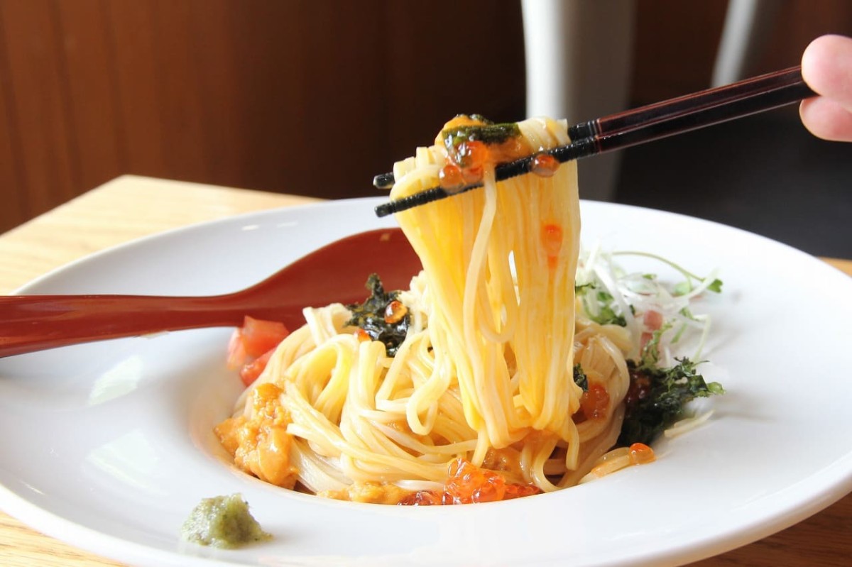 島根県出雲市にあるラーメン店『かみあり製麺』で提供しているウニとイクラを使った冷やし麺