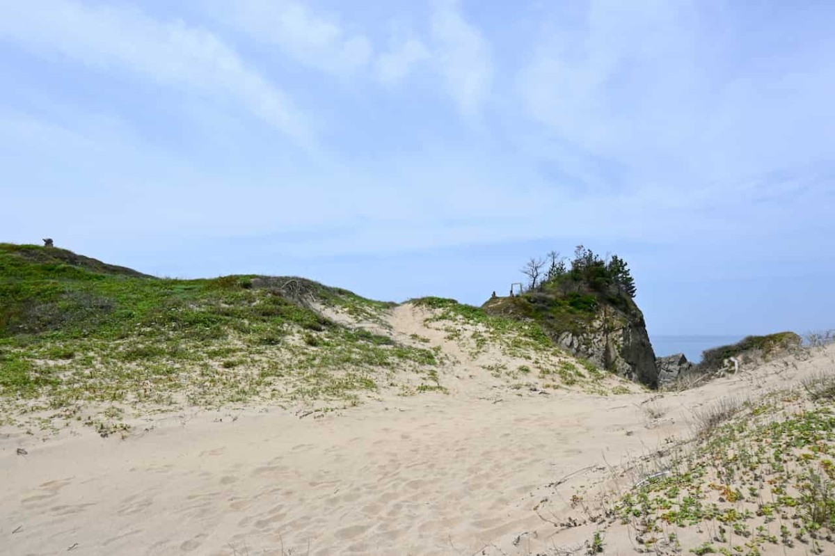 島根県江津市にある「真島」の砂地