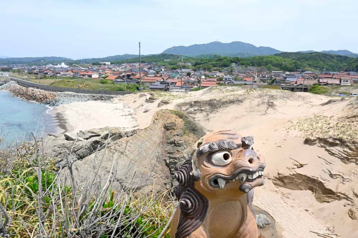 島根県江津市にある「真島」から見える狛犬と江津市の町並み