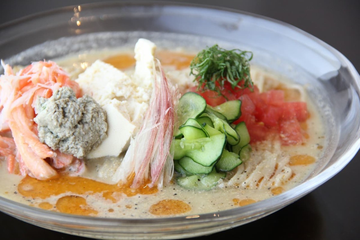 鳥取県境港市「米子鬼太郎空港」内の『紅ズワイガニらぁ麺まるはち屋』で提供している期間限定の冷やし麺