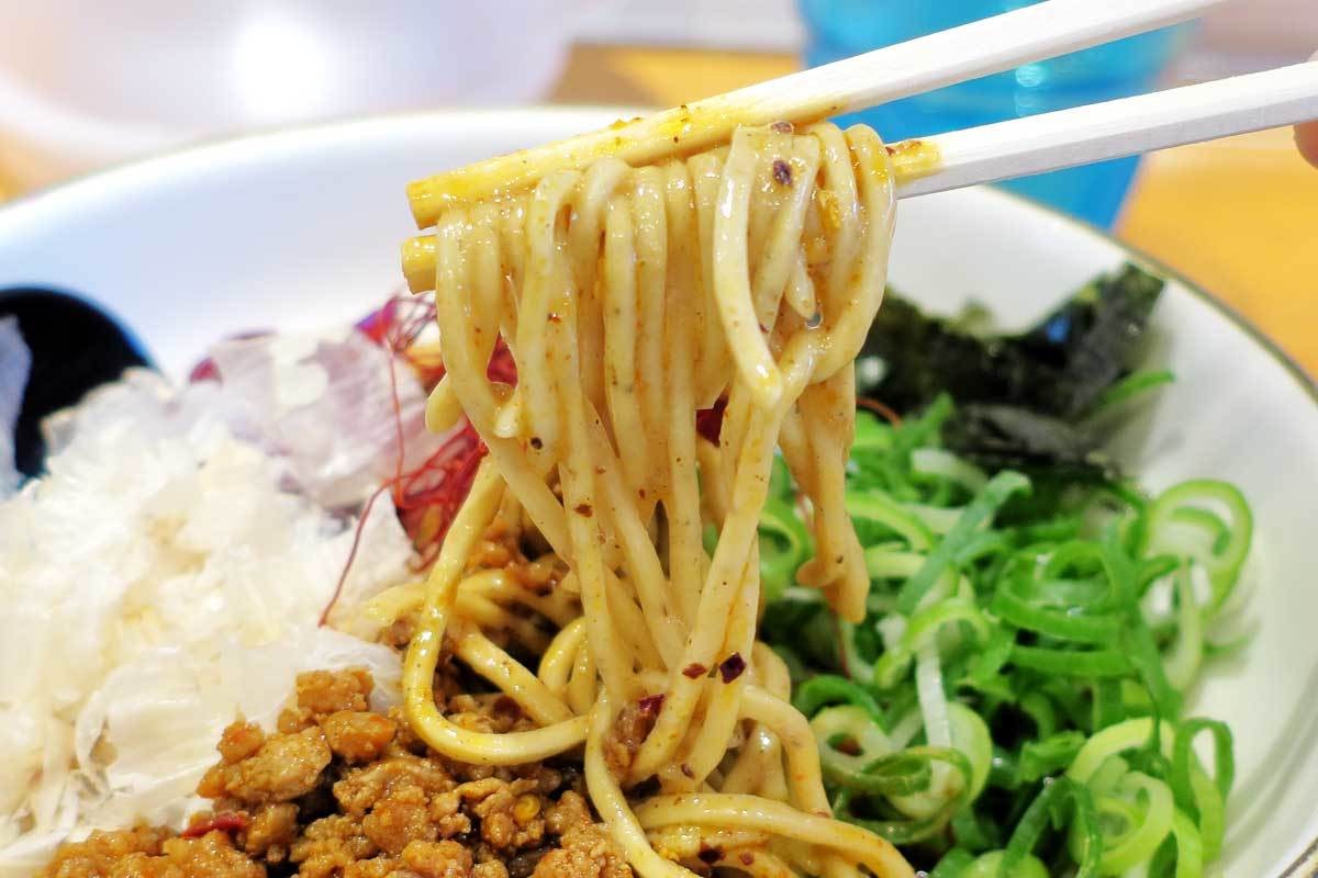 松江市学園エリアの人気ラーメン店『麺や拓 松江店』の夏限定メニュー「カレー坦坦まぜ麺」