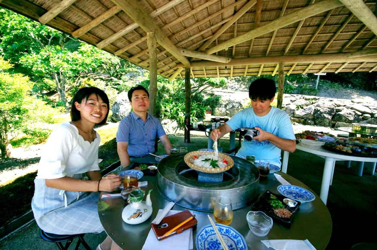 島根県雲南市にある『石照庭園』で夏季限定で実施しているそうめん流しの様子