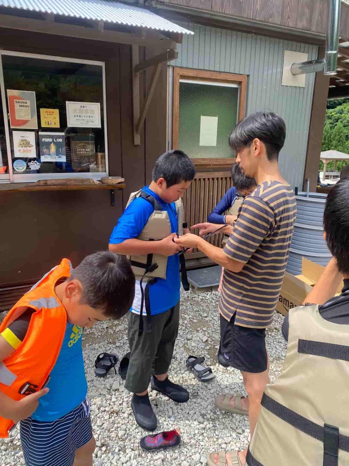 鳥取県鳥取市用瀬町で開催するリバートレッキングの様子