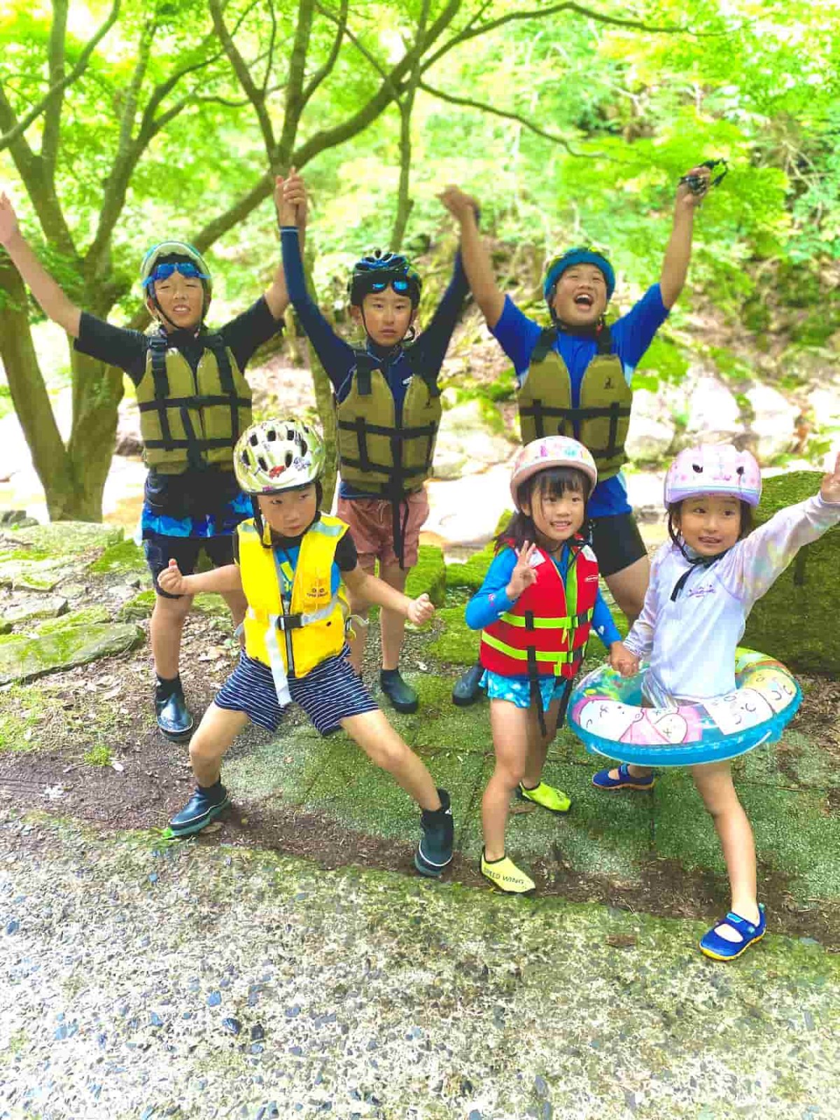 鳥取県鳥取市用瀬町で開催するリバートレッキングの様子