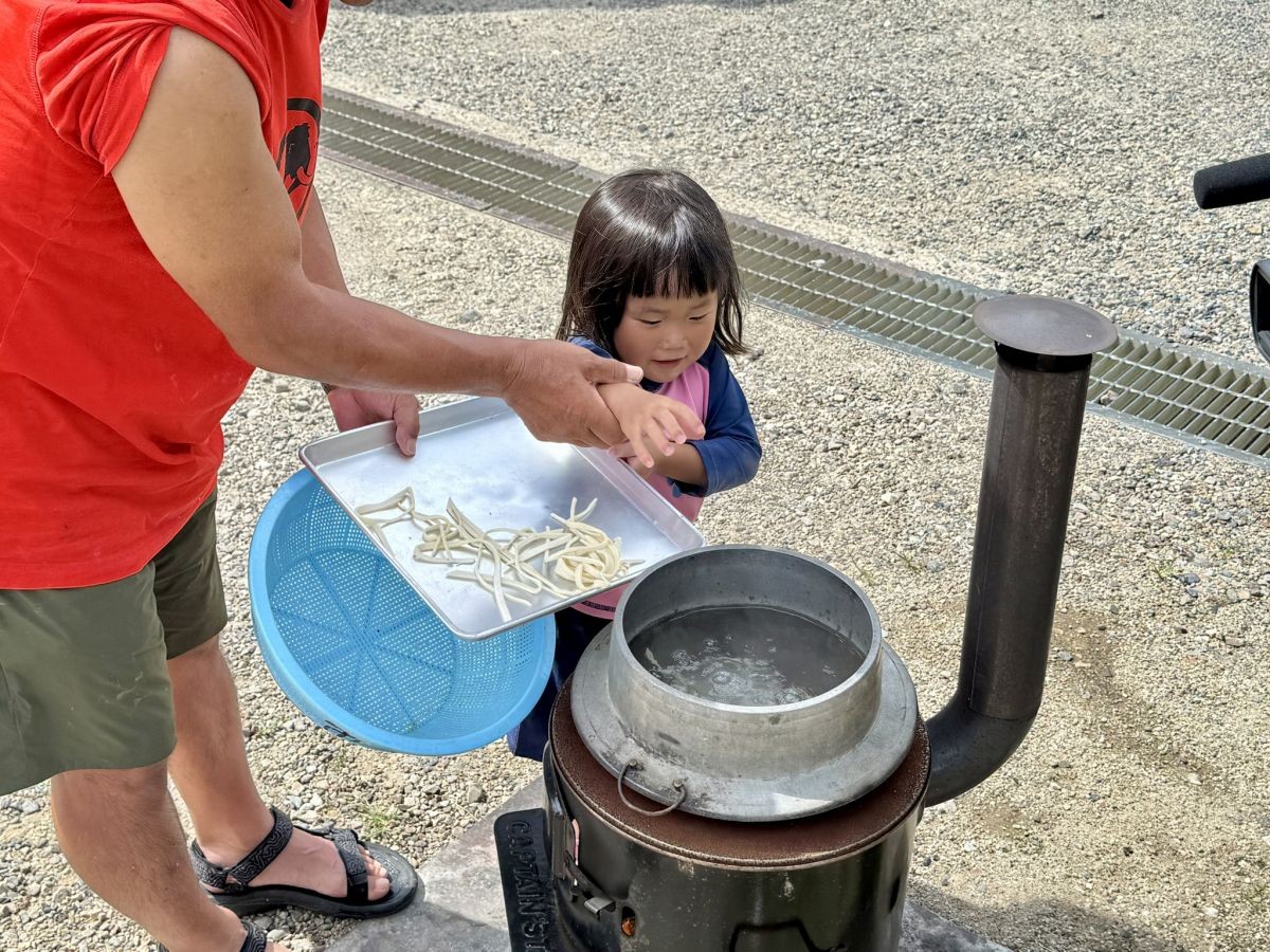 益田市で開催されたイベント「親子で川遊び体験in益田」の様子