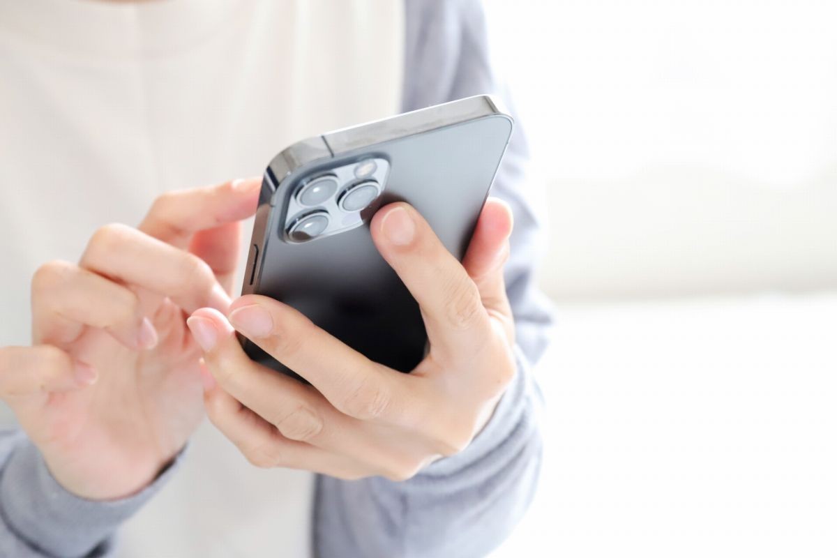 スマホを操作する人の手